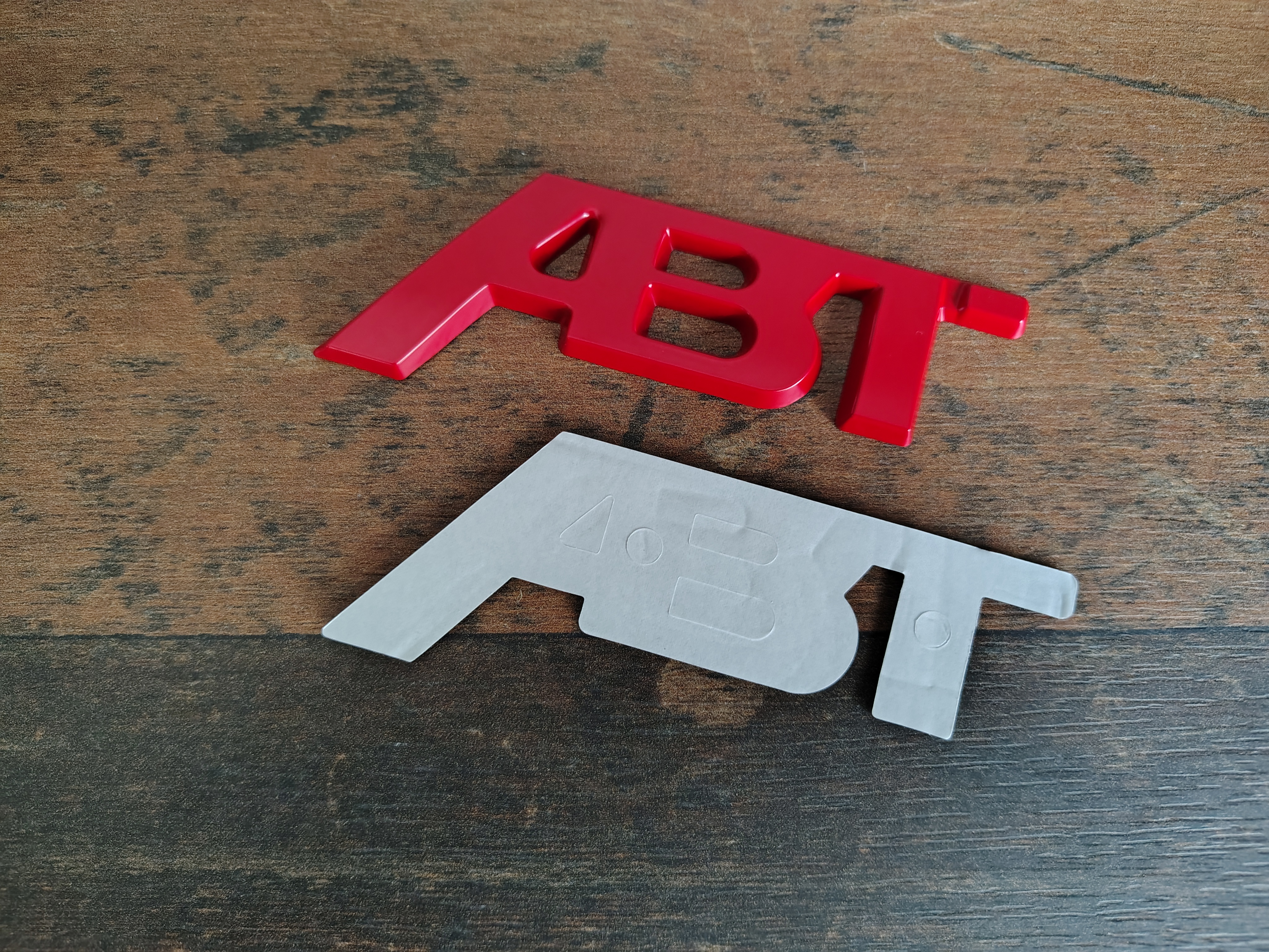 Embleem "ABT" Volkswagen / Audi / Tuning / Rood /NIEUW!!!