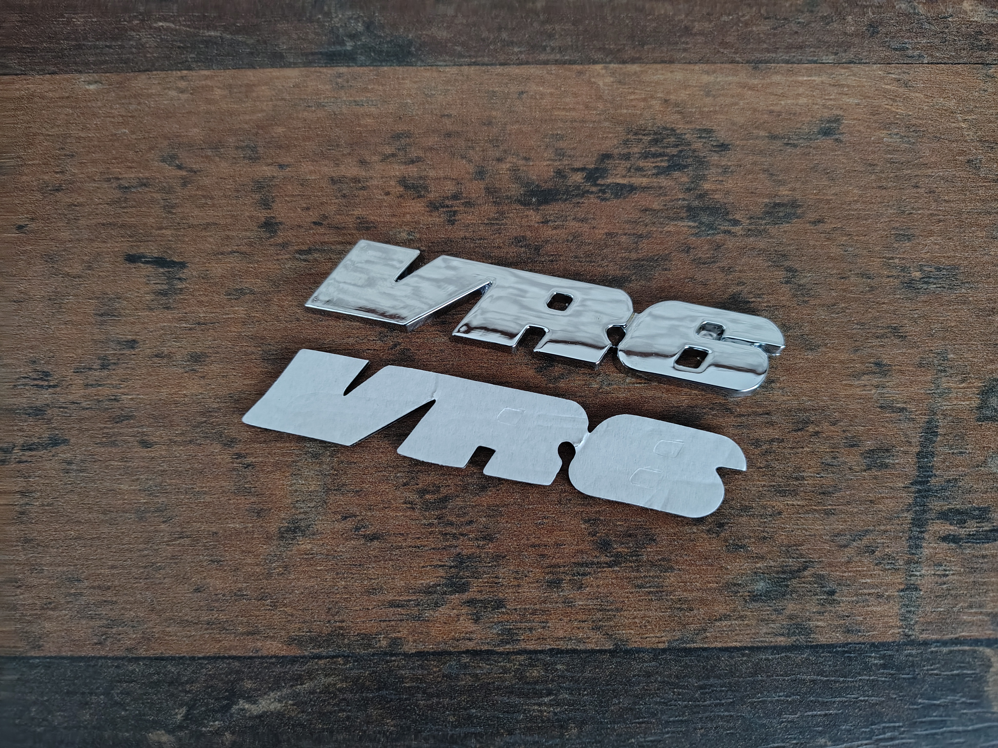 Embleem " VR6" Volkswagen / Golf 3/ Corrado  / Chroom /NIEUW!!!