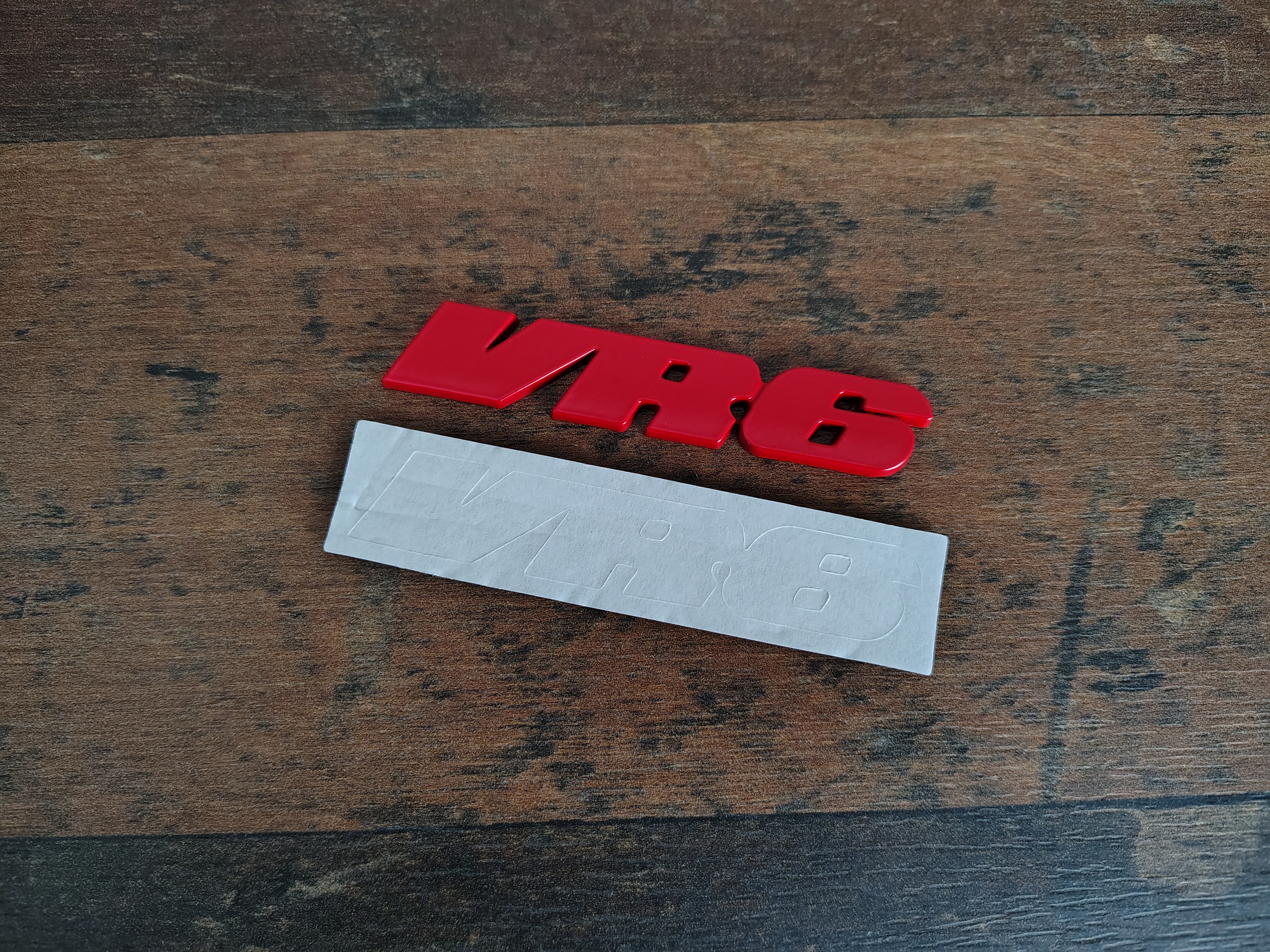 Embleem " VR6" Volkswagen / Golf 3/ Corrado  / Red /NIEUW!!!