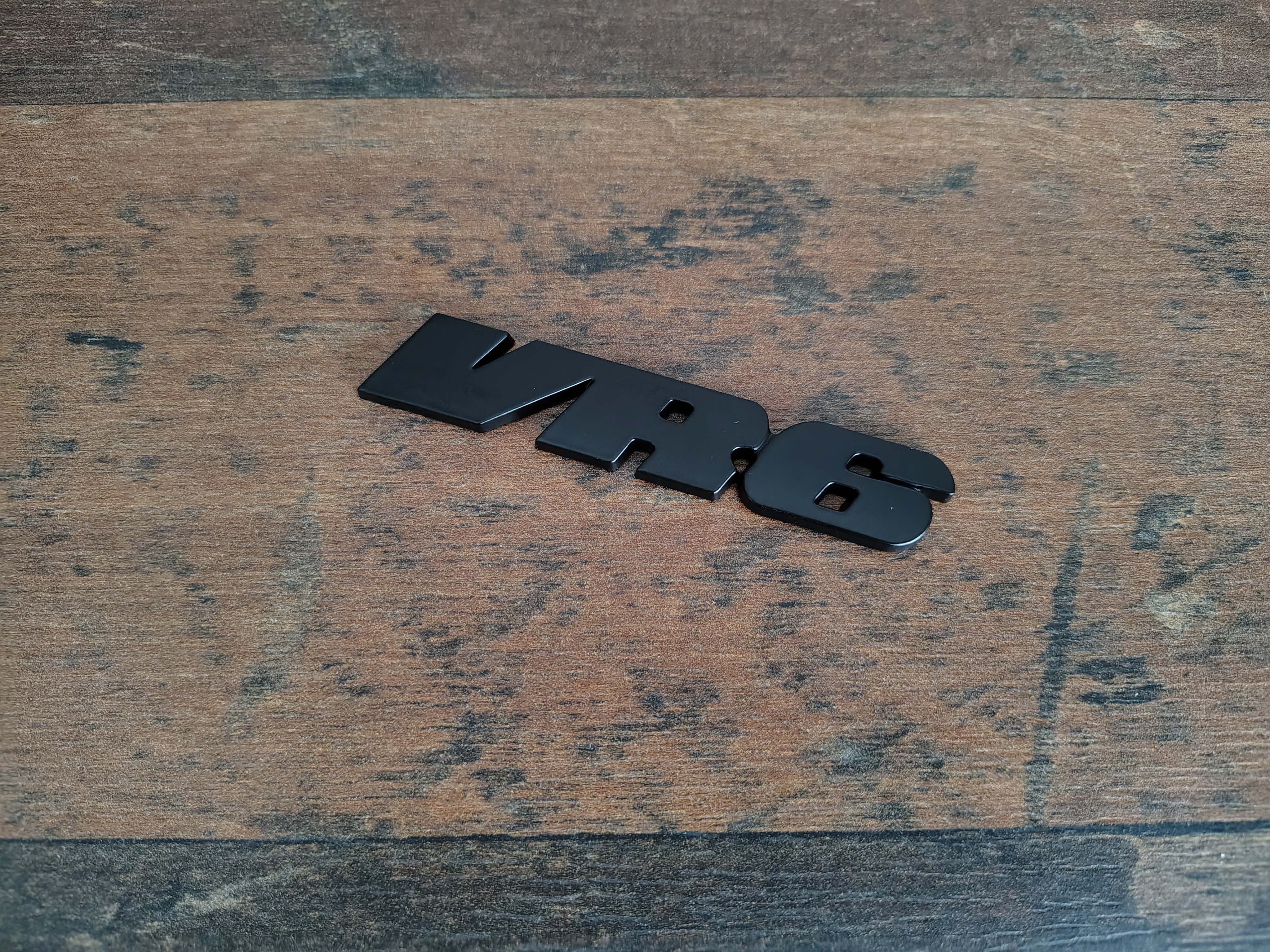 Embleem " VR6" Volkswagen / Golf 3/ Corrado  / Black/NIEUW!!!