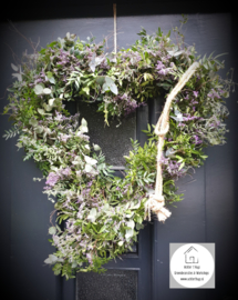 Metalen hart frame opgemaakt met limonium