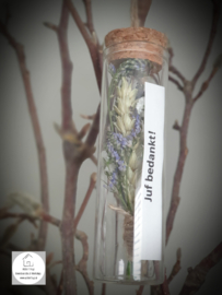 Glas buis met droogbloemen tekst: juf bedankt