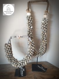 Schelpenketting groot op frame taupe