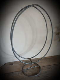 Metalen decoratie frame ei op voet 55 cm