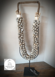 Schelpenketting groot op frame taupe
