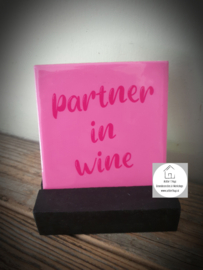 Tekst tegel "Partner in wine"