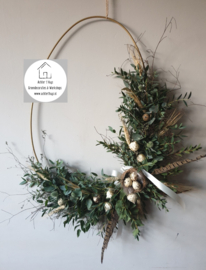 Metalen ei frame goud met versmaterialen en droogbloemen