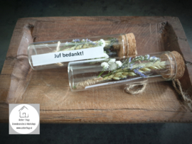 Glas buis met droogbloemen tekst: juf bedankt