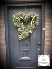 Metalen hart frame opgemaakt met limonium