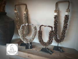 Schelpenketting klein op frame taupe