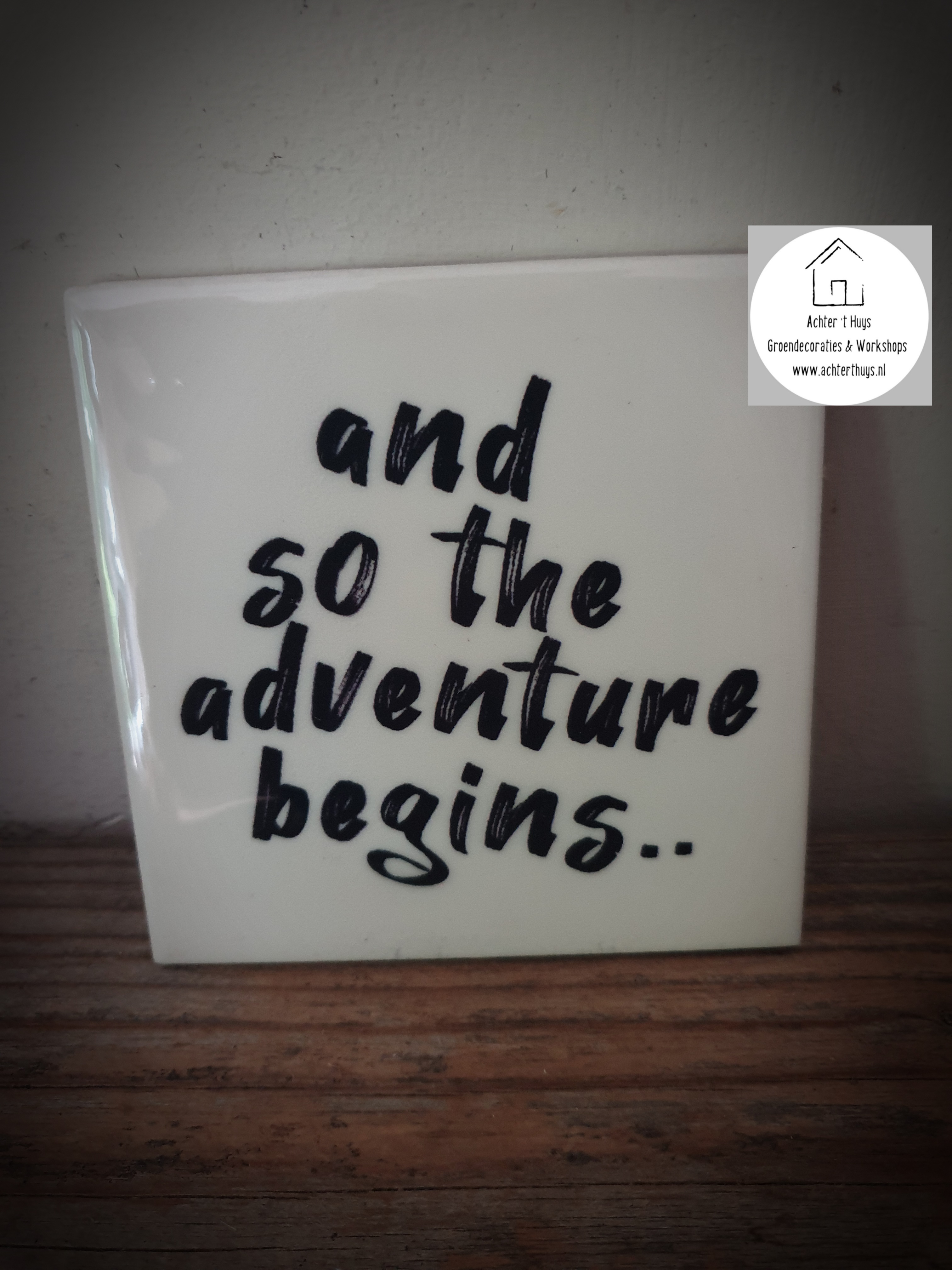 Tekst tegel "adventure"