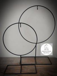 Metalen frame rond op voet met haakje 20 cm