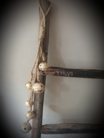 Bundel bellen aan jute touw