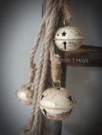 Bundel bellen aan jute touw