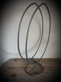 Metalen decoratie frame ei op voet 55 cm