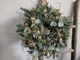 Kerstkrans met bonsai en eucalyptus bells