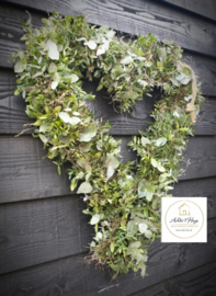 Metalen hart frame opgemaakt met tijm & eucalyptus