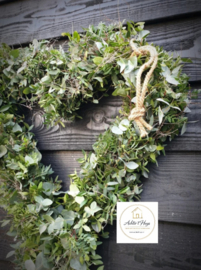Metalen hart frame opgemaakt met tijm & eucalyptus