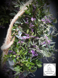 Metalen hart frame opgemaakt met limonium