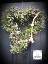 Metalen hart frame opgemaakt met limonium