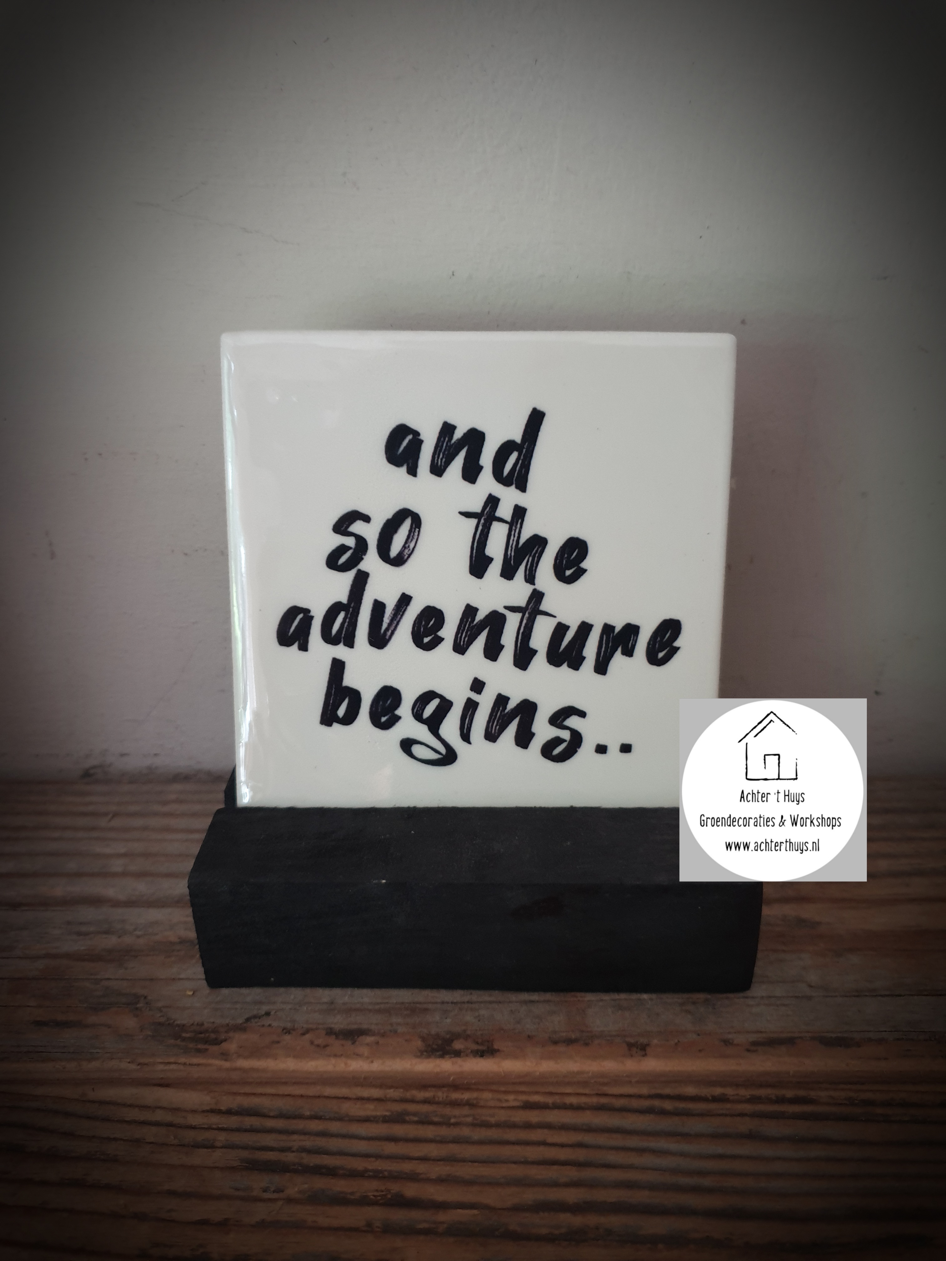Tekst tegel "adventure"