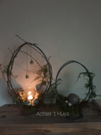 Metalen decoratie frame ei op voet 55 cm