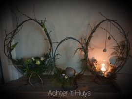 Metalen decoratie frame ei op voet 55 cm