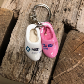 50 Stuks Sleutelhanger + 2 klompjes 4 cm wit + logo