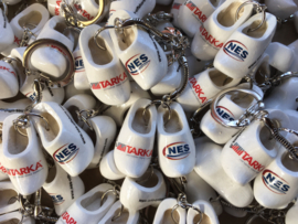 50 Stuks Sleutelhanger + 2 klompjes 4 cm wit + logo