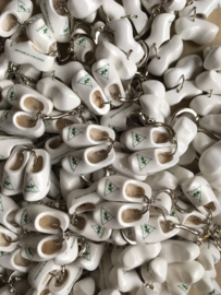 50 Stuks Sleutelhanger + 2 klompjes 4 cm wit + logo