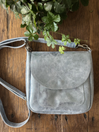 IJsblauw metallic leer schoudertasje -VERKOCHT-