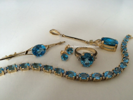 Ring, oorbellen, hanger en broche