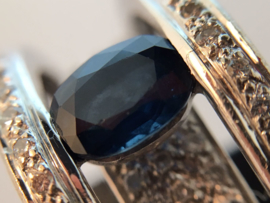 Ring met blauwe saffier en diamant