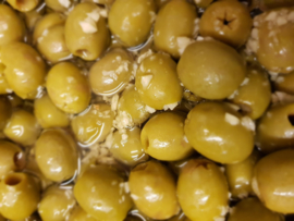 Gemarineerde knoflook olijven