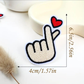 Embleem  - hartje - vinger - 4x 6.5 cm - applicatie - opstrijken - strijken - patch