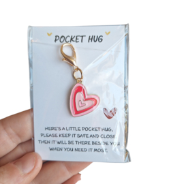 Gelukshanger hartje - roze -Pocket Hug - lucky charm - geluk - hart over de riem - cadeautje - dobbelspel