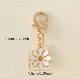 3 gelukshangers - bloem - madelief - margriet  - goudlook - geluk - bedel - sleutelhanger