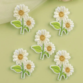 Embleem - 1 stuk mini bloem 3.5 cm x 3.5cm - geel - margriet - madelief- applicatie - opstrijken - strijken - patch