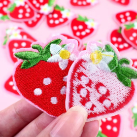 Embleem - 2 stuks - 3.5 cm -  aardbei- mix - rood  - applicatie - opstrijken - strijken - patch