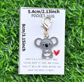 Gelukshanger koala  -Pocket Hug - lucky charm - geluk - hart over de riem - cadeautje - dobbelspel