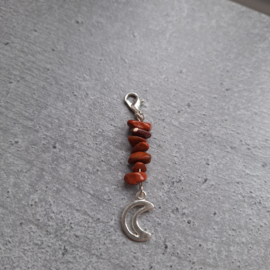 Hanger met maan  natuursteen roodbruin