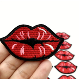 Embleem kus - mond - 6.5 x 3.5 cm - applicatie - opstrijken - strijken - patch