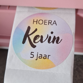 Verjaardag ' HOERA NAAM LEEFTIJD' Regenboog ( handletter)