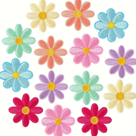 Embleem - 7 stuks - bloemen - mix - pastel  - 4 x 4 cm - applicatie - opstrijken - strijken - patch