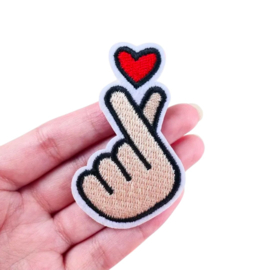 Embleem  - hartje - vinger - 4x 6.5 cm - applicatie - opstrijken - strijken - patch