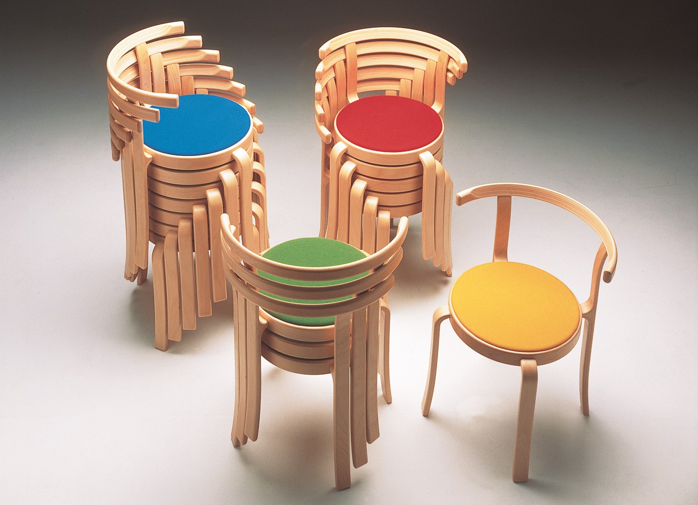Serie 8000 Stoel- Magnus Olesen designklassieker, frame massief hout, zitting hpl, linoleum, fineer of gestoffeerd