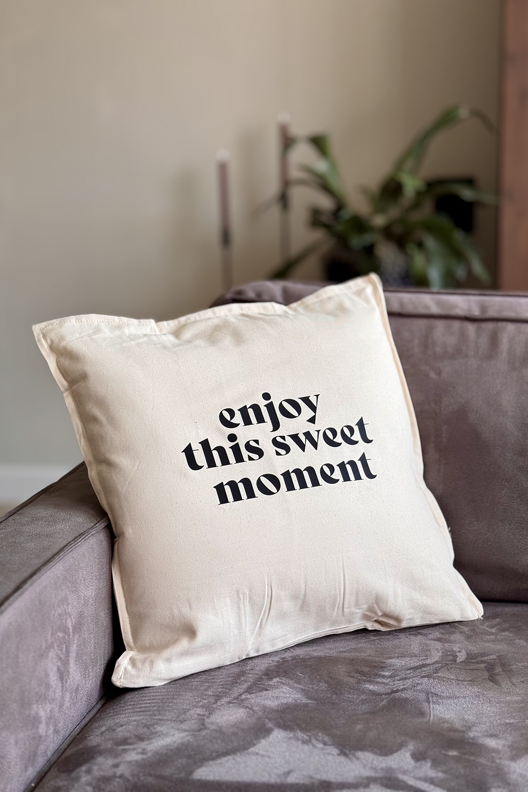 Creme kussen 'Enjoy this sweet moment'
