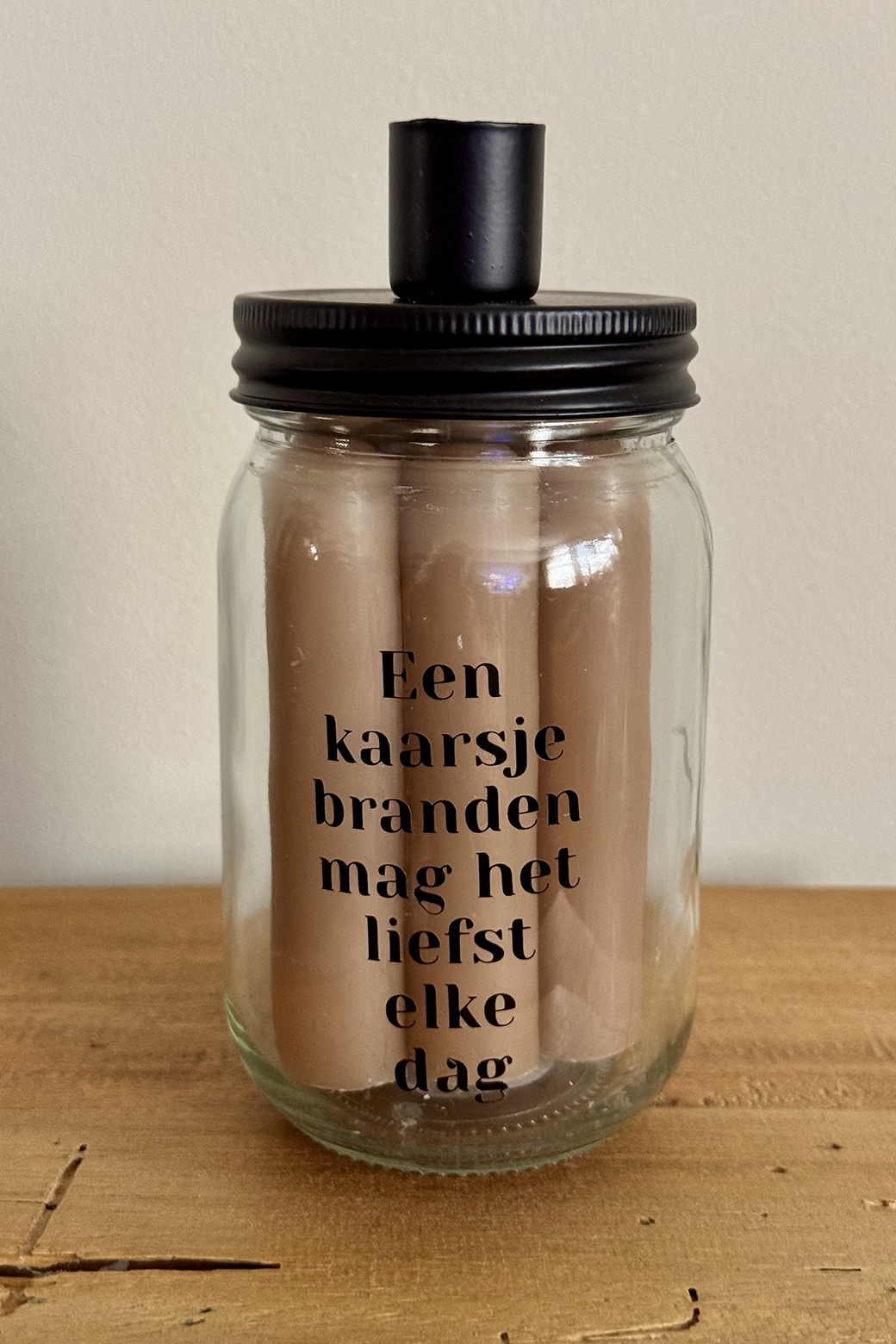 Bruine kaarsen in pot 'elke dag'