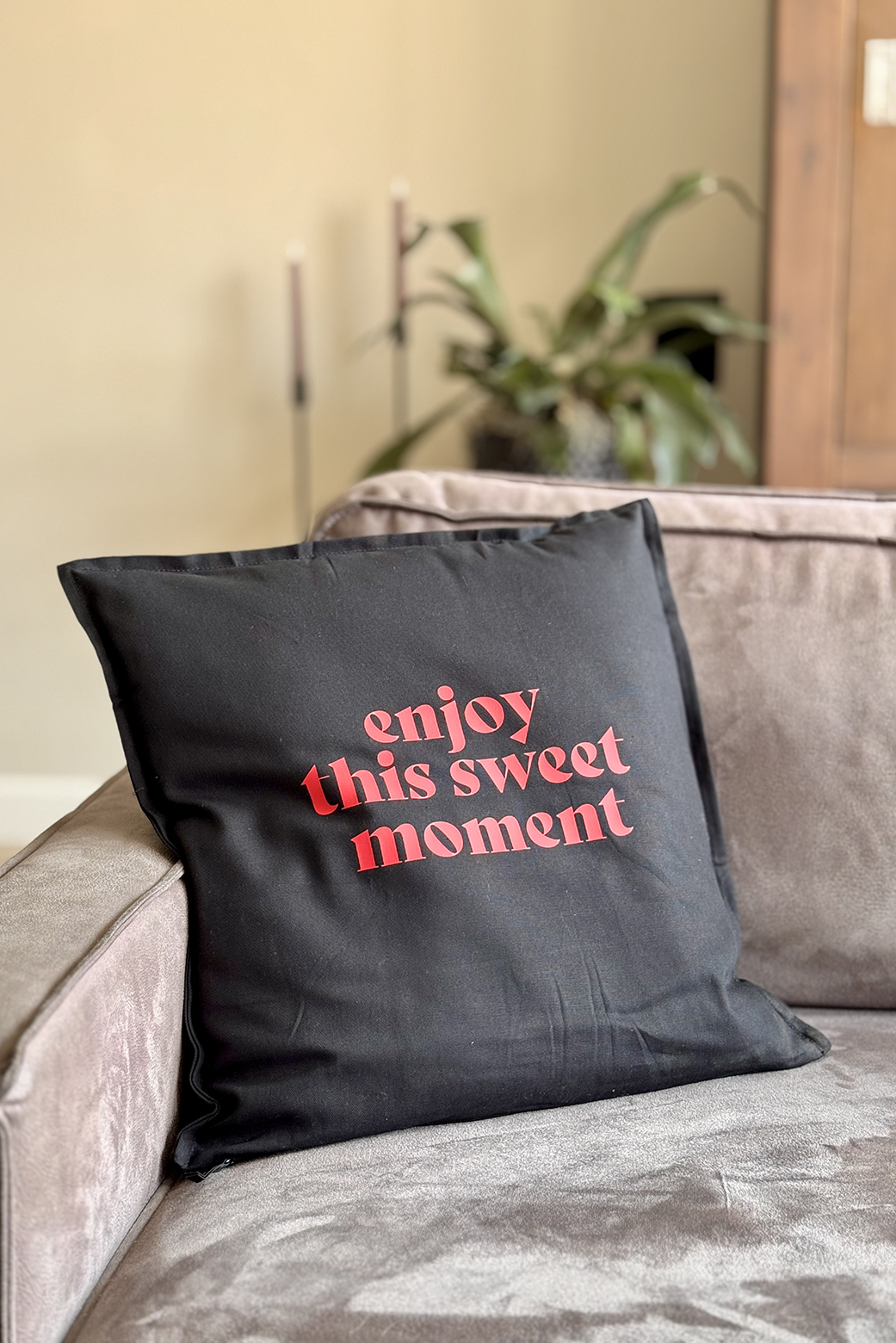 Zwart kussen 'Enjoy this sweet moment'