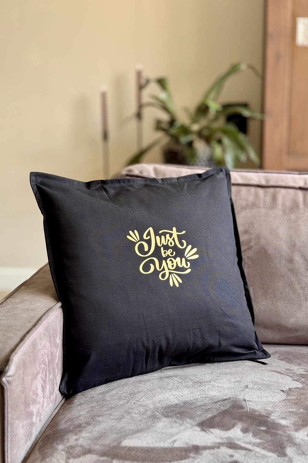Zwart kussen 'Just be you'
